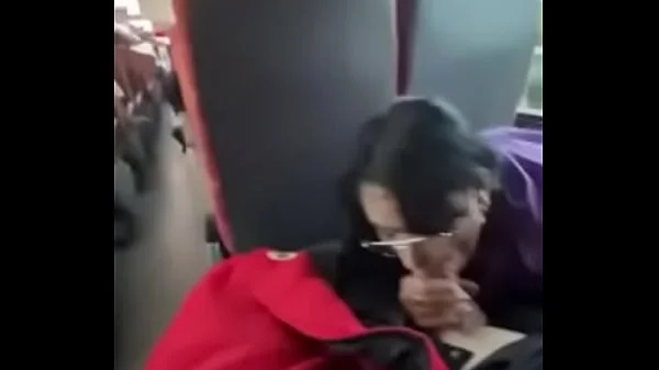 Se la chupo y cogemos en el bus