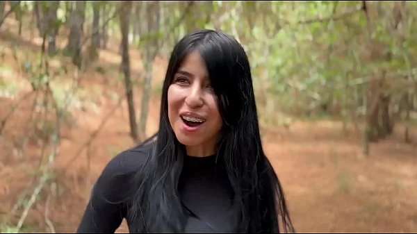 Karol smith sexy latina mexicana, seduce a un extraño para que la ayuden en el bosque y se corre dentro