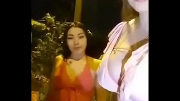 Dos amigas chupando pijas en la calle