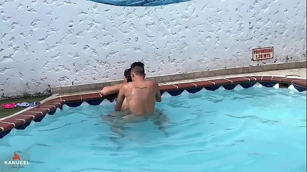 THE NEIGHBOR COMES DOWN TO SUN AND I SEDUCE HER TO GIVE ME A DELICIOUS BLOWJOB IN THE POOL