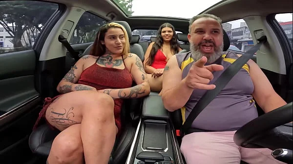 Lexi Mallet faz sua estreia com chave de ouro na maior putaria dentro do carro com Mariana Torres