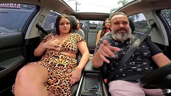 Novinha iniciante tira tudo e paga boquete no carro no meio do transito - Maria Bittencourt