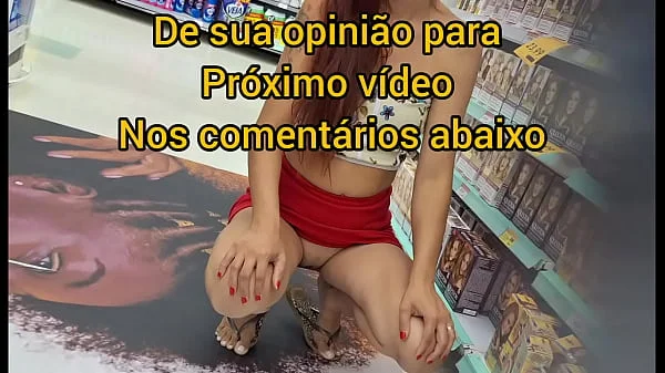 Esposa no mercado sem calcinha exibe em publico!