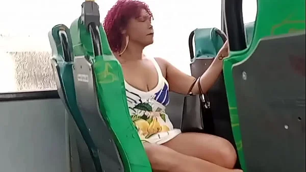 Me exibi dentro do ônibus e o corno melou a cueca