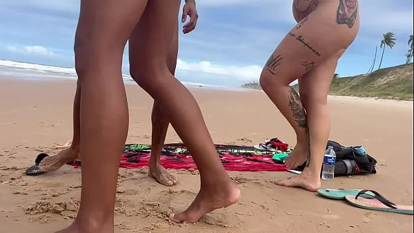 Safadas na praia com alguns caras aleatórios. na praia de nudismo não tem como não gozar com esse vídeo