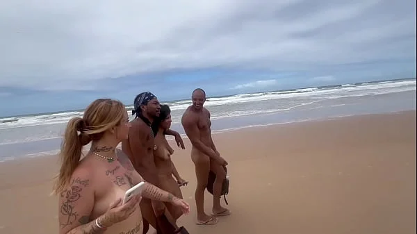 Fiz uma orgia na praia de nudismo com minhas amigas gostosas e ainda gravei