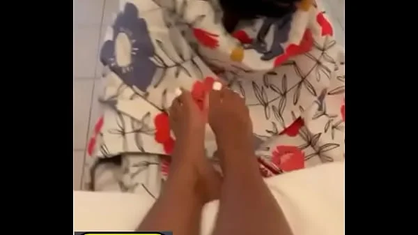 Aux pieds d’une magnifique beurette