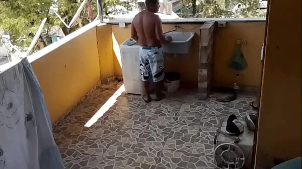 Enteada que estava lavando roupa foi Surpreendida pelo padrasto pervertido que botou ela para chutar seu pênis fuder de quatro.