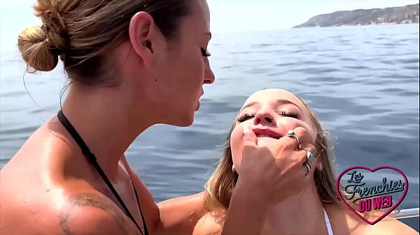 Chloé et Pam prennent du plaisir en mer