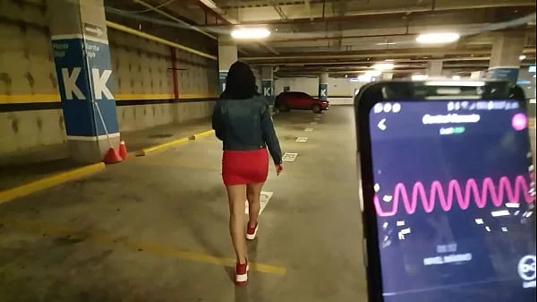 Martinasmith squirting at the Mall parking lot