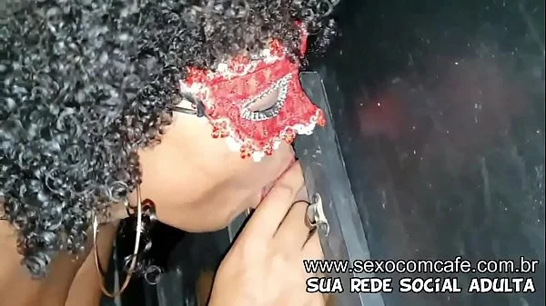 Casal Sapeca RJ na festa de swing do Casal Doidera curtindo na cabine e chupando muito pau no Glory hole - Video Completo no Xvideos RED