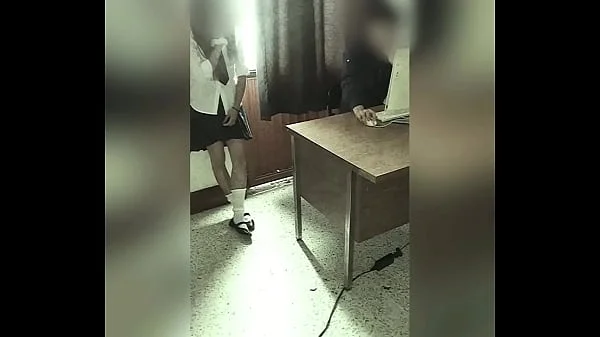 CÁMARA Graba a MAESTRO Y ALUMNA en la Oficina del Colegio! Colegiala Mexicana se DEJA FOLLAR por el PROFE por una MEJOR CALIFICACIÓN! Video Amateur Real!