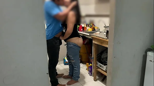 Me culeo a mi amiga en la cocina esta enojada por que el marido la mando a lavar los platos le meto la verga en la vagina y en la boca y el pendejo del marido ve television ni cuenta se da