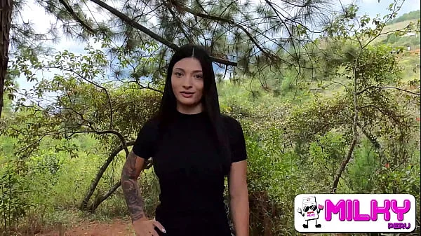 Ofreciendo dinero a chica sexy en el bosque a cambio de sexo