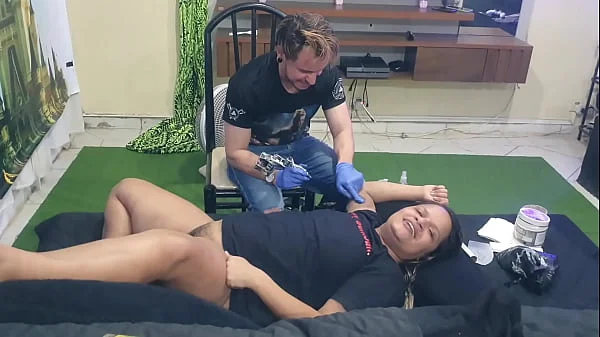 Minha esposa oferece para Tatuador  tarado seu bucetão  em troca da tattoo . Alemão Tatuador  - Gatopg2019