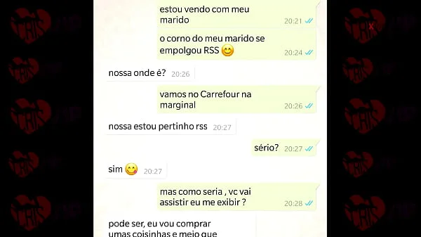 Corno não aguenta o tesão e tira a camisinha do comedor que enche o cu da sua esposa de porra | Cristina Almeida