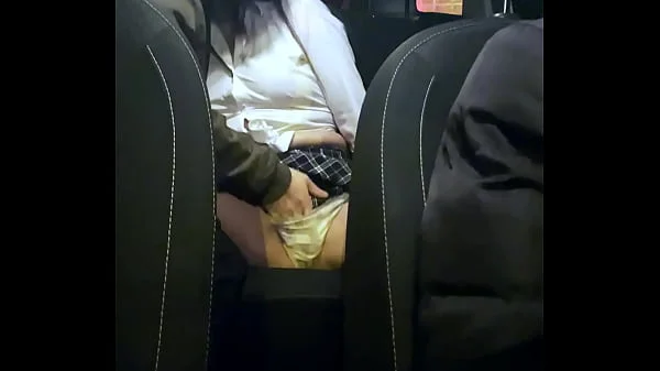 Pareja joven amateur follando en un taxi en Madrid con camara oculta