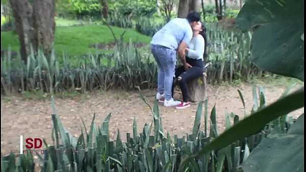 ESPIANDO A UNA PAREJA EN EL PARQUE PUBLICO