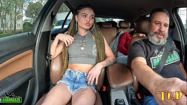 Mirella Dias mais uma iniciante novinha entra aprontando dentro do carro mais famoso do Brasil