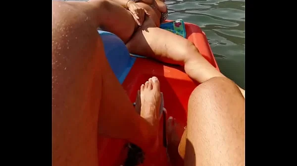 Mio marito mi fa video mentre mi masturbo la figa sulla barca in riva al lago era pieno di gente che sicuramente guardava, tutto molto eccitante!