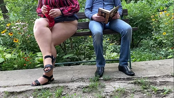 Big ass milf pee next to me in the park on a bench