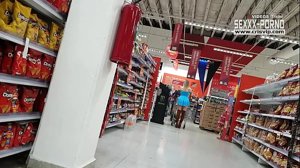 Loira gostosa sem calcinha no supermercado